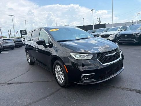 Used 2025 Chrysler Pacifica Select FWD image 1