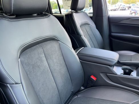 New 2025 Jeep Grand Cherokee Altitude image 32