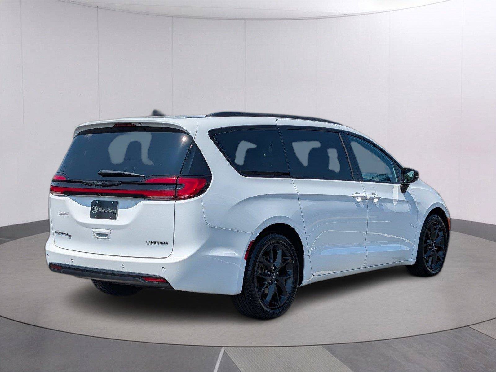 Used 2025 Chrysler Pacifica Limited FWD image 5
