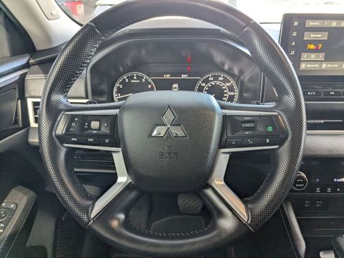 Used 2025 Mitsubishi Outlander SE image 17