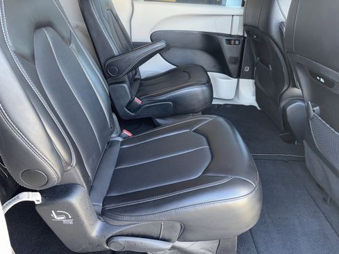 Used 2024 Chrysler Pacifica Touring-L image 14