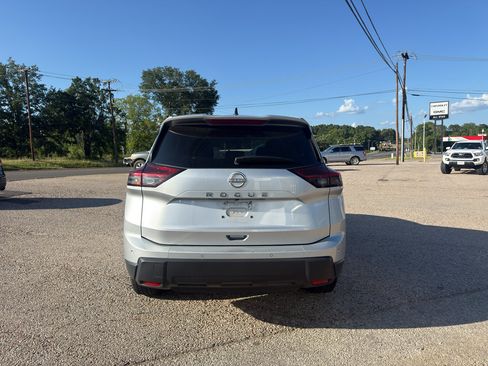 Used 2024 Nissan Rogue S FWD image 5
