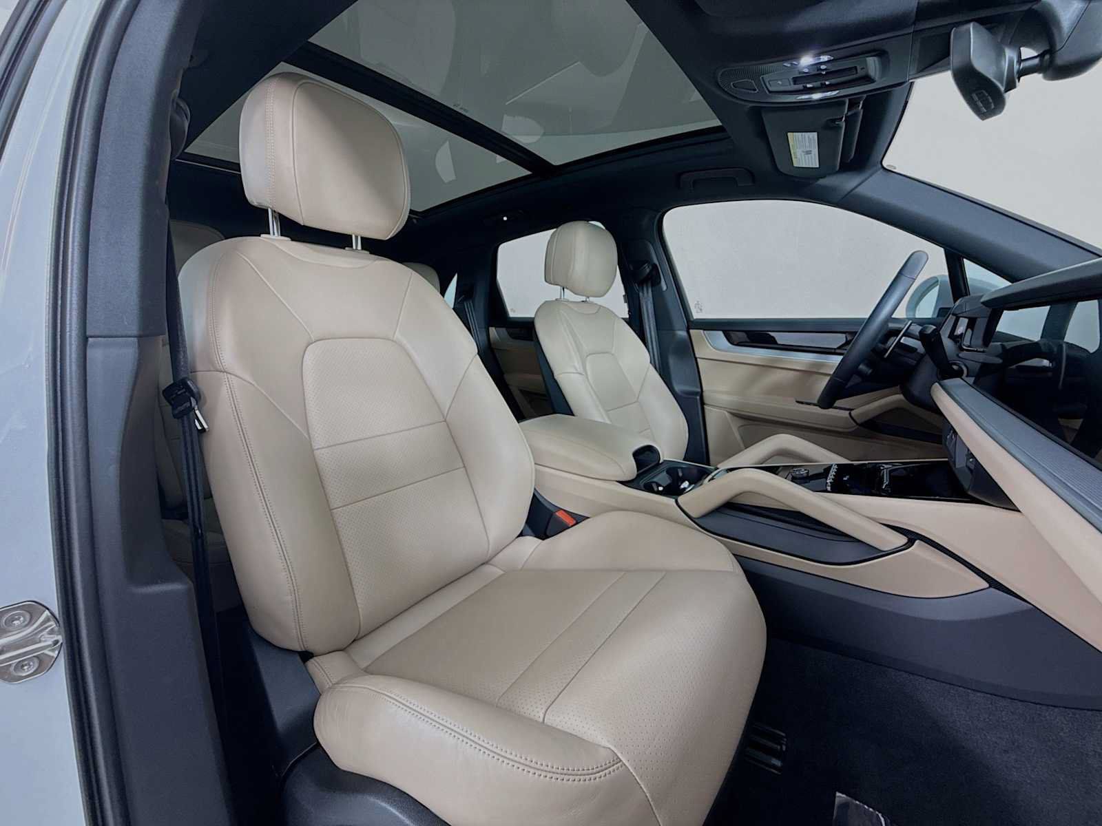 Certified 2025 Porsche Cayenne AWD/4WD image 29