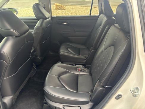 Used 2023 Toyota Highlander XLE AWD/4WD image 7