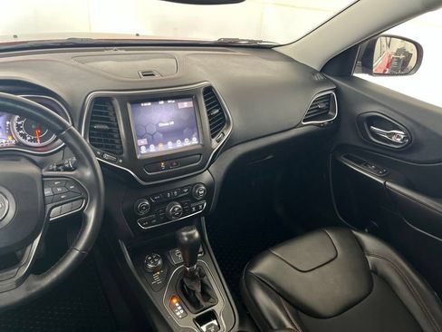 Used 2019 Jeep Cherokee Trailhawk AWD/4WD image 33