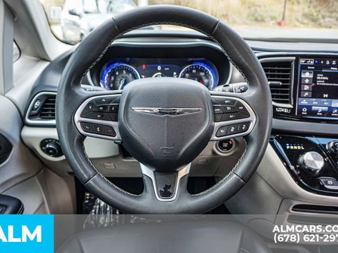 Used 2024 Chrysler Pacifica Touring-L image 30