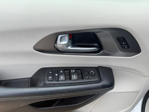 Used 2024 Chrysler Pacifica Touring-L FWD image 14