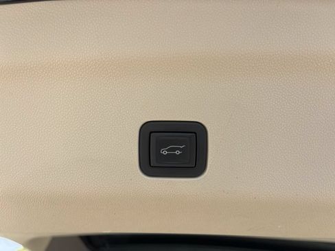Used 2023 Cadillac Escalade ESV Premium Luxury Platinum RWD image 7