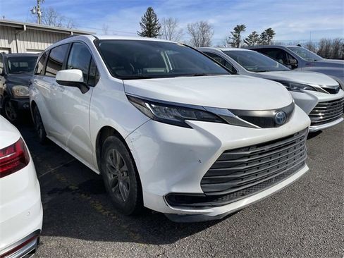 Used 2022 Toyota Sienna LE image 5