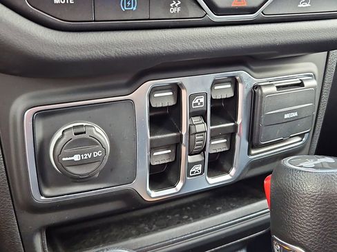 Used 2025 Jeep Wrangler Unlimited Sahara AWD/4WD image 19