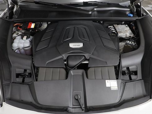 Used 2022 Porsche Cayenne Platinum Edition image 27