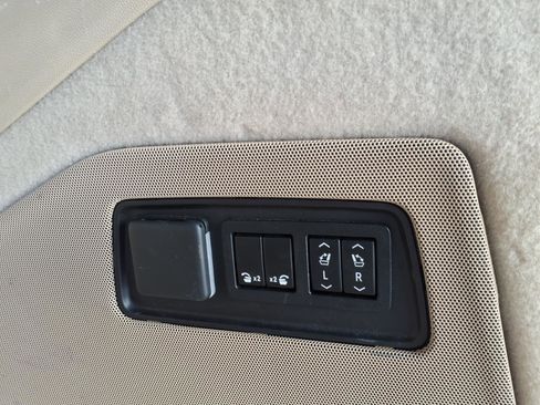 Used 2021 Cadillac Escalade ESV Premium Luxury w/ Performance Package AWD/4WD image 11