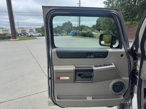 Used 2004 HUMMER H2 Base 4WD 4dr SUV image 21