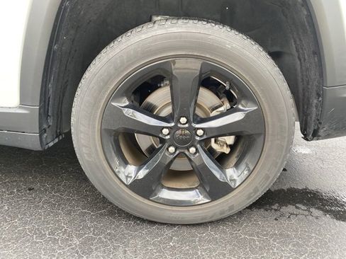 Used 2021 Jeep Grand Cherokee L Laredo image 10