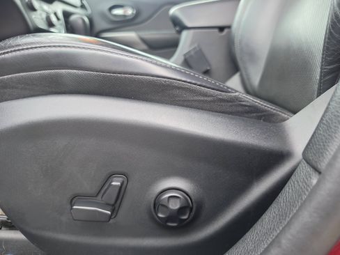 Used 2019 Jeep Cherokee Limited w/ Luxury Group AWD/4WD image 13