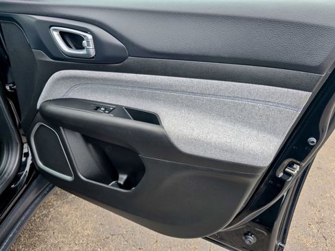 Used 2024 Jeep Compass Latitude image 12