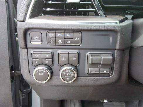 Used 2026 Chevrolet Tahoe Premier AWD/4WD image 38