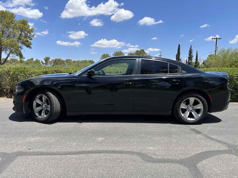 Used 2015 Dodge Charger SE w/ Sport Appearance Group image 2