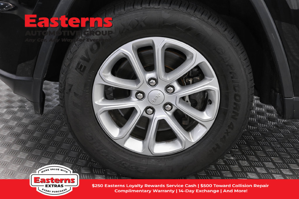 Used 2021 Jeep Grand Cherokee Laredo AWD/4WD image 34
