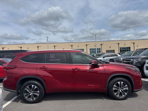 Used 2022 Toyota Highlander XLE image 2