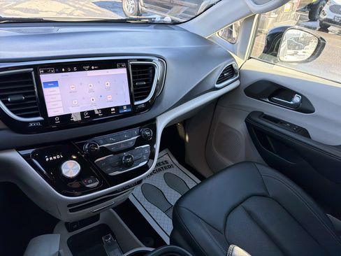 Used 2024 Chrysler Pacifica Touring-L image 25