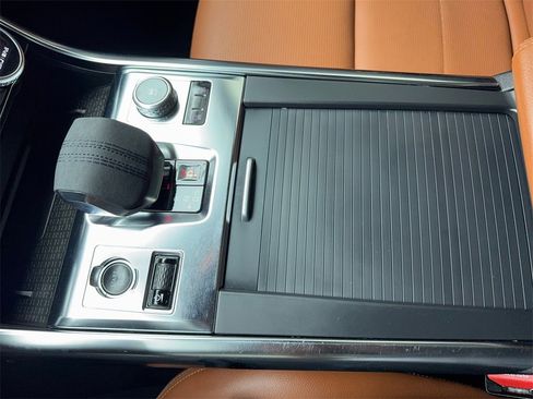 Used 2022 Jaguar XF R-Dynamic SE image 33