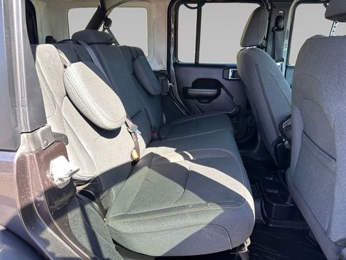 Used 2024 Jeep Wrangler Unlimited image 17