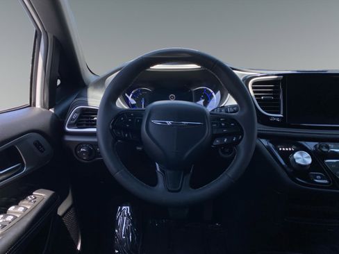 Used 2022 Chrysler Pacifica Touring-L w/ Uconnect Theater Family Group FWD image 12