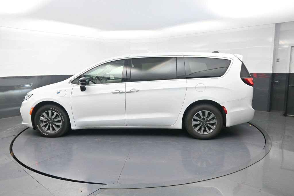 Used 2024 Chrysler Pacifica Limited FWD image 6