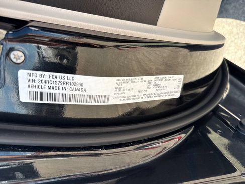 Used 2024 Chrysler Pacifica Limited FWD image 30