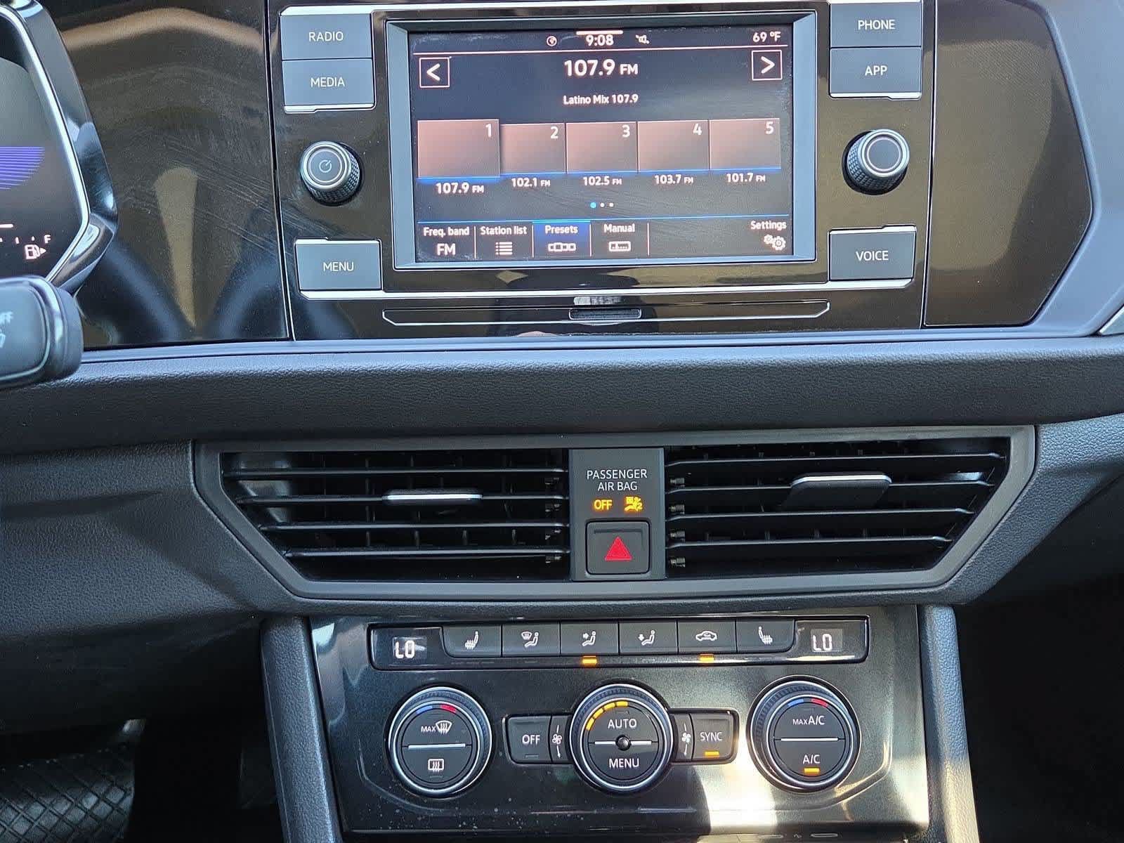 Used 2024 Volkswagen Jetta SE w/ Panoramic Sunroof Package FWD image 29