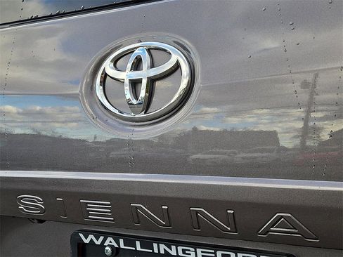 Used 2012 Toyota Sienna XLE image 29