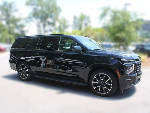 Used 2025 Chevrolet Suburban RST w/ RST Capability Package AWD/4WD image 16