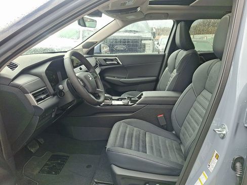 New 2026 Mitsubishi Outlander SE image 6