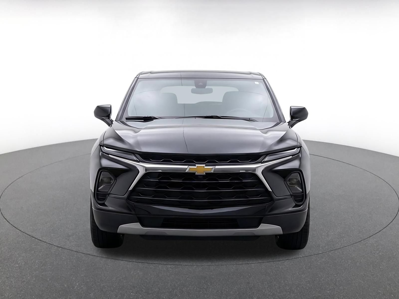 Used 2025 Chevrolet Blazer LT FWD image 2