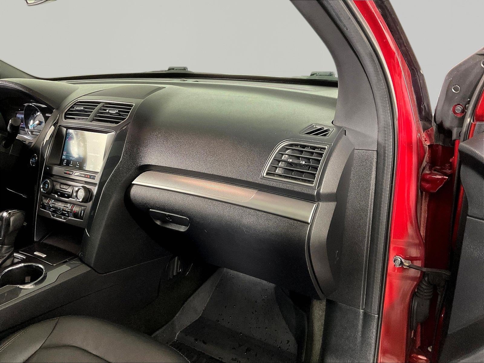 Used 2018 Ford Explorer XLT w/ Equipment Group 202A AWD/4WD image 27