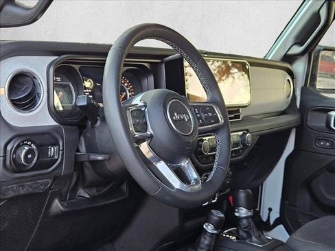 Used 2025 Jeep Wrangler Unlimited Sahara AWD/4WD image 25
