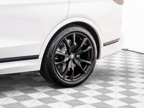 Used 2025 BMW X7 M60i image 37