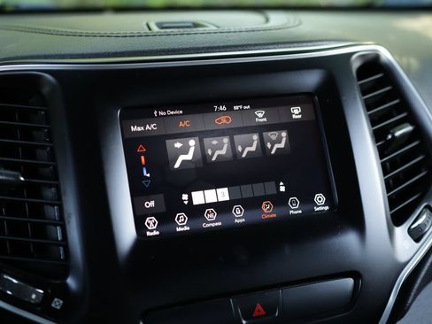 Used 2019 Jeep Cherokee Latitude w/ Popular Appearance Group FWD image 14
