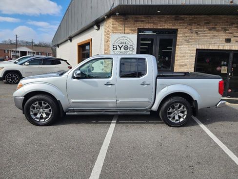 Used 2019 Nissan Frontier SL image 2