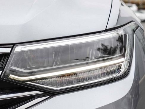 Used 2024 Volkswagen Tiguan SE w/ Panoramic Sunroof Package FWD image 2