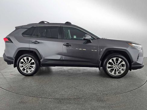 Used 2022 Toyota RAV4 XLE Premium image 6