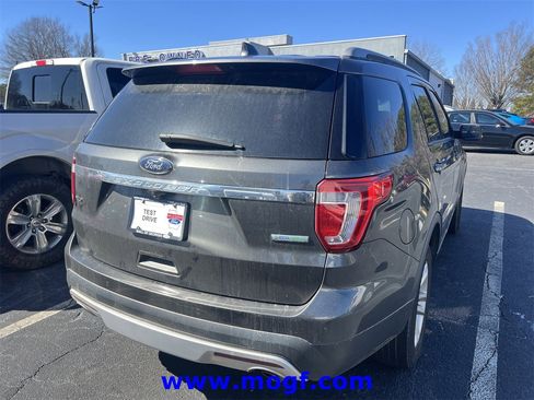 Used 2017 Ford Explorer XLT image 3
