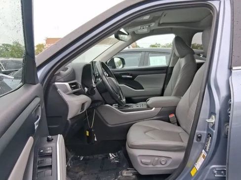 Used 2020 Toyota Highlander XLE AWD/4WD image 2