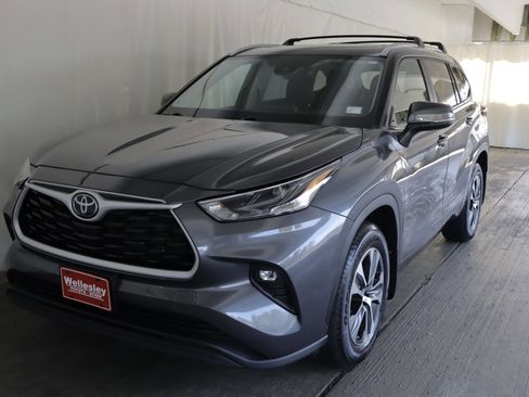Used 2024 Toyota Highlander XLE AWD/4WD image 23