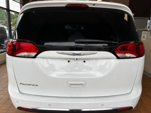 Used 2020 Chrysler Pacifica Touring-L FWD image 9