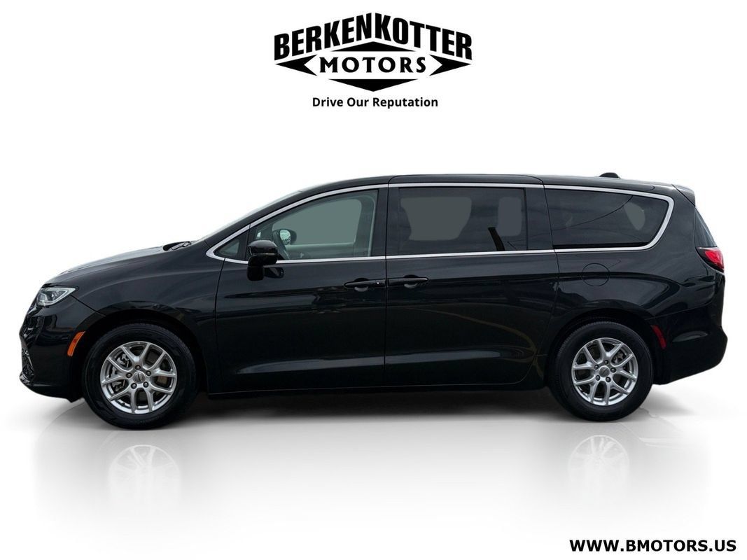 Used 2024 Chrysler Pacifica Touring-L FWD image 6