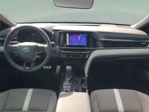 Used 2025 Toyota Camry SE image 9