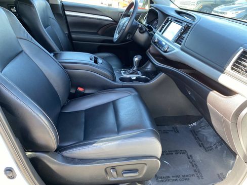 Used 2019 Toyota Highlander XLE AWD/4WD image 23