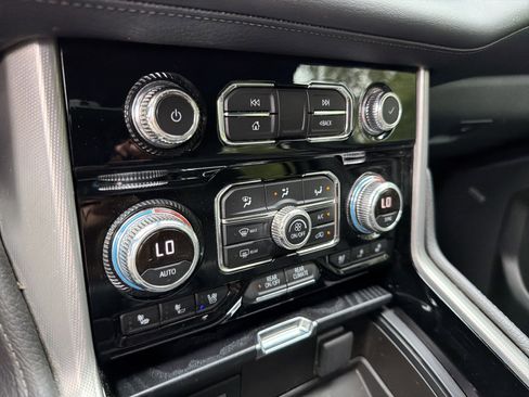 Used 2022 GMC Yukon Denali w/ Denali Premium Package RWD image 29